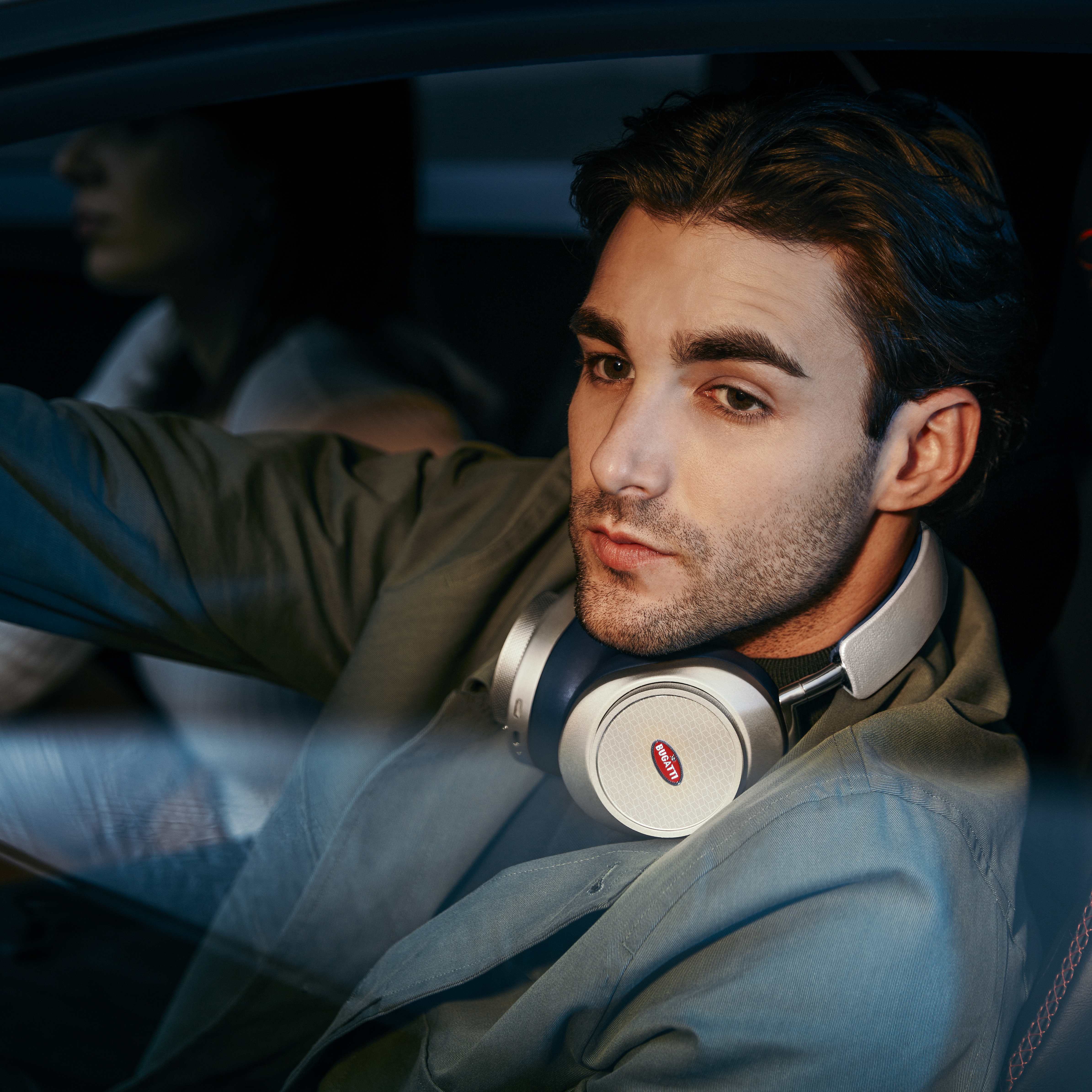 The MW75 Wireless Headphones for Bugatti in Blanc / Deep Blue 