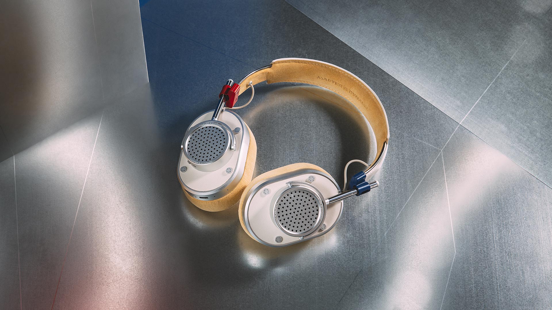 Master & Dynamic and Applied Art Forms Launch MH40 Wireless ‘Apollo’ Edition