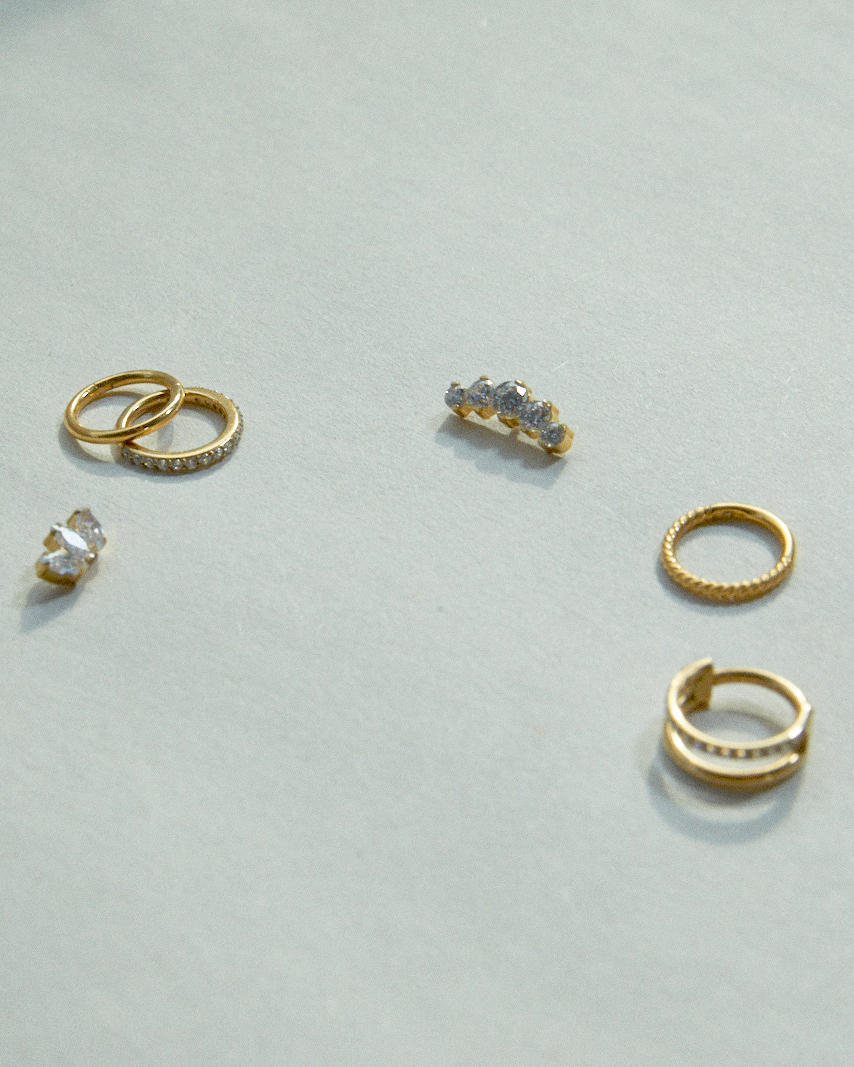 Caroline Ellen 20K Gold Narrow Band Ring with Star-Set Champagne Diamonds –  Peridot Fine Jewelry