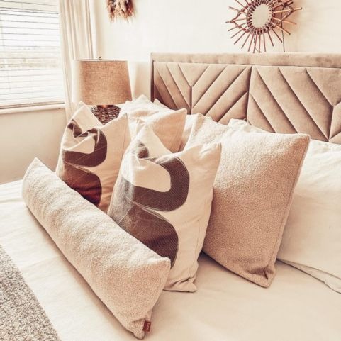 How to Arrange Cushions on your Bed –