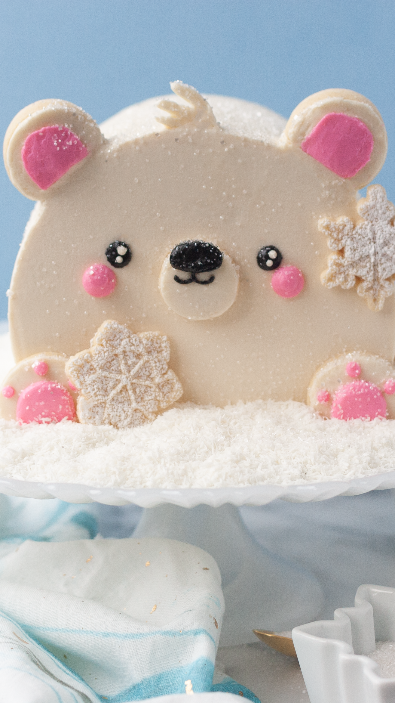 Christmas cake decoration: penguins and a polar bear