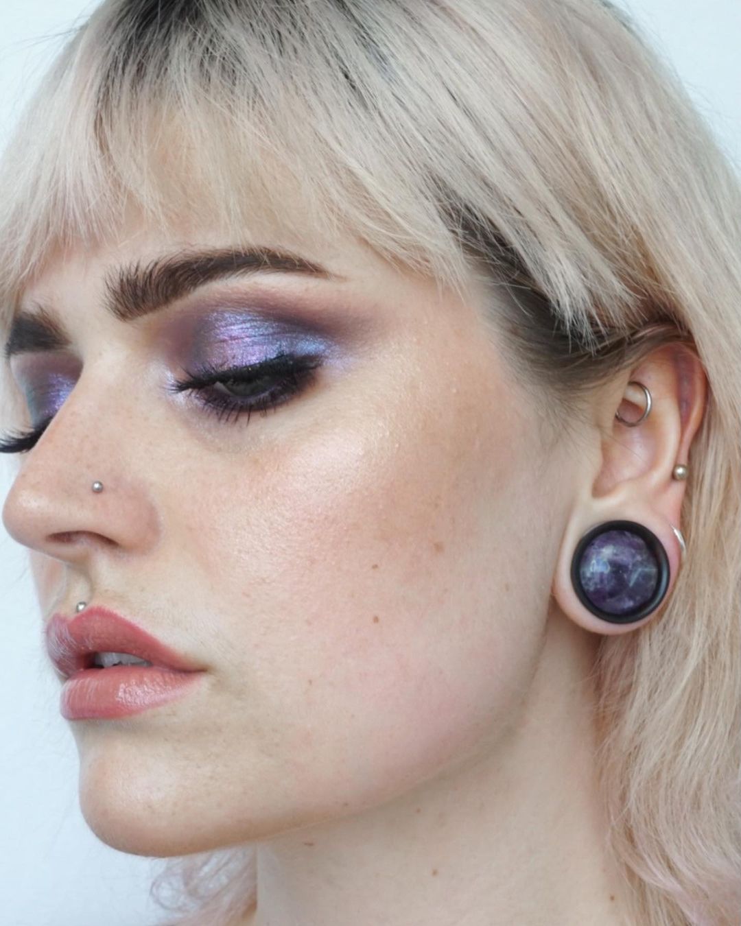 Girl wearing unique Amethyst-Stein-Intarsie Ebenholz Ohr Plug / Gauge