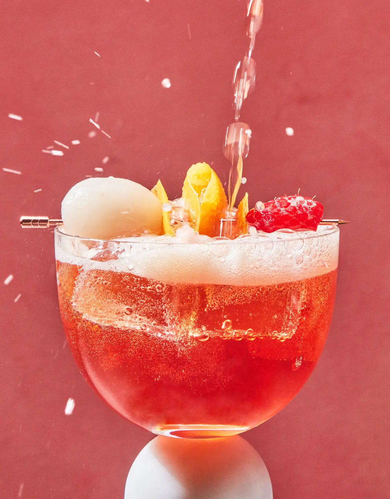 De Soi Non-Alcoholic Sparkling Apéritif Très Rosé poured into a glass