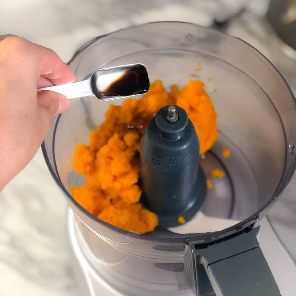 Adding vanilla extract to the pumpkin