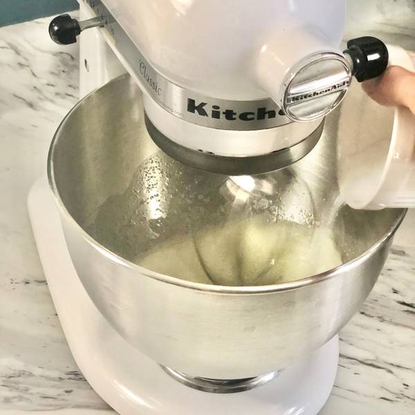 mixing the eggwhites and sugar in a standmixer