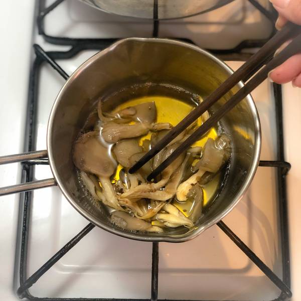 Cooking the oyster mushrooms in dashi