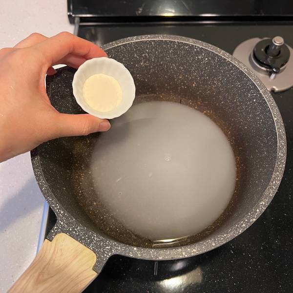 adding kanten powder into the water and sugar