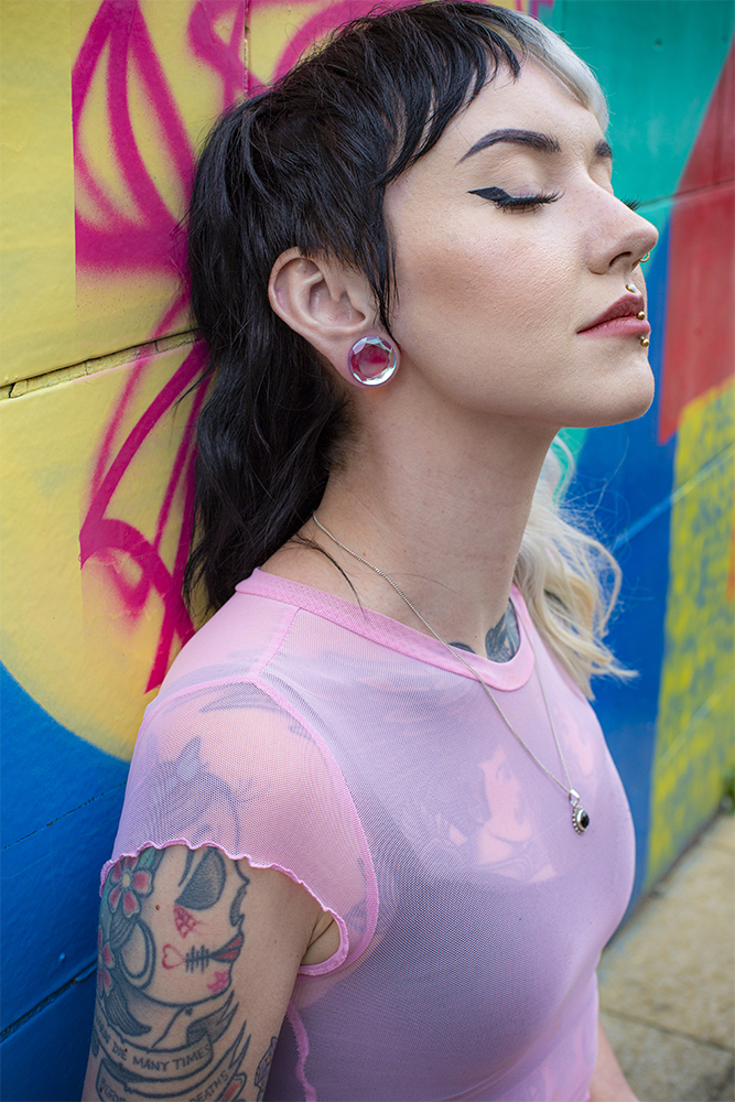  Irisierender lila facettierter Glas Plug / Gauge