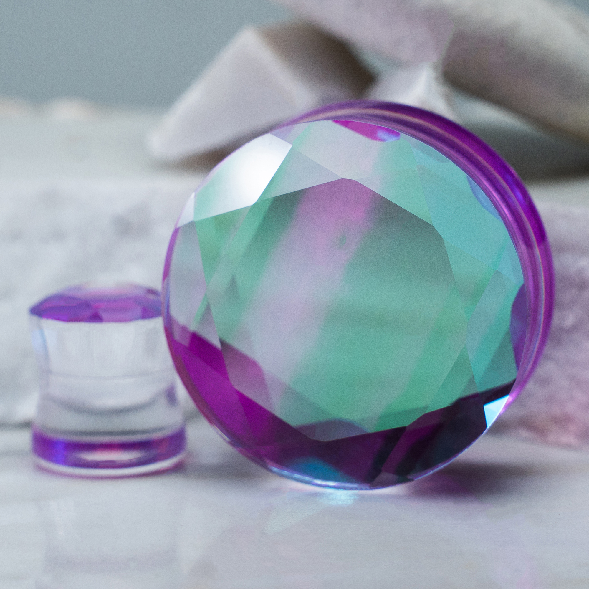  Irisierender lila facettierter Glas Plug / Gauge