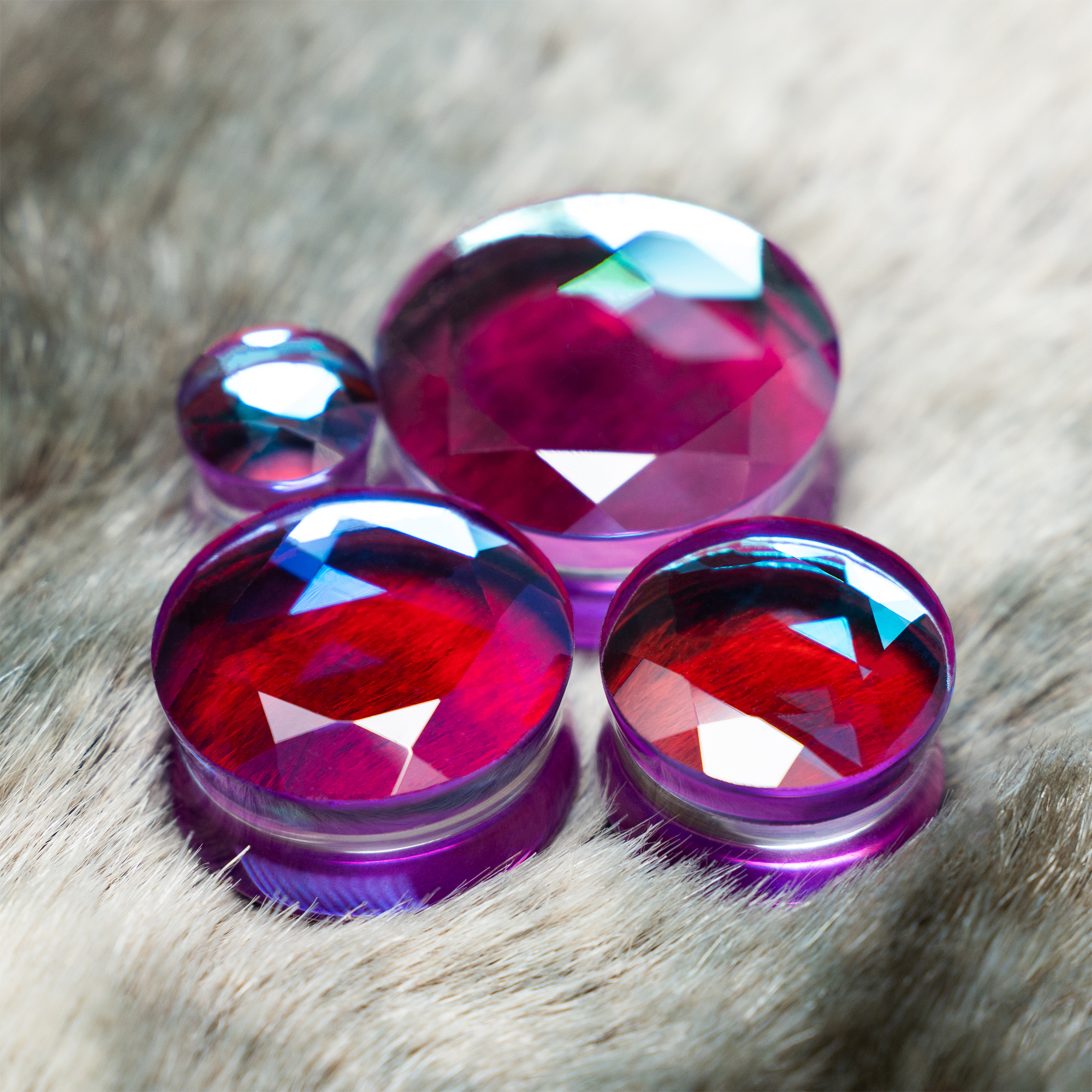  Irisierender lila facettierter Glas Plug / Gauge