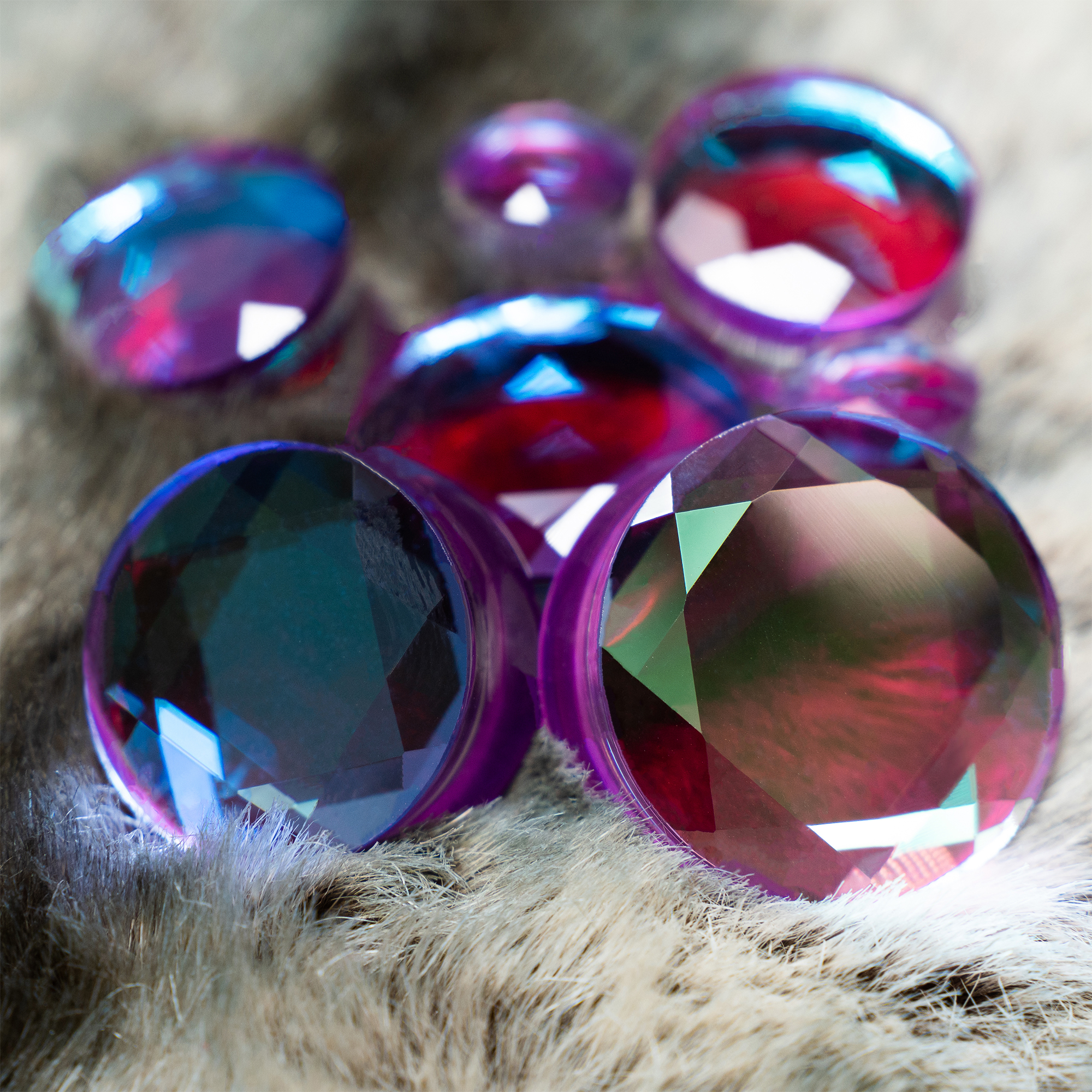  Irisierender lila facettierter Glas Plug / Gauge