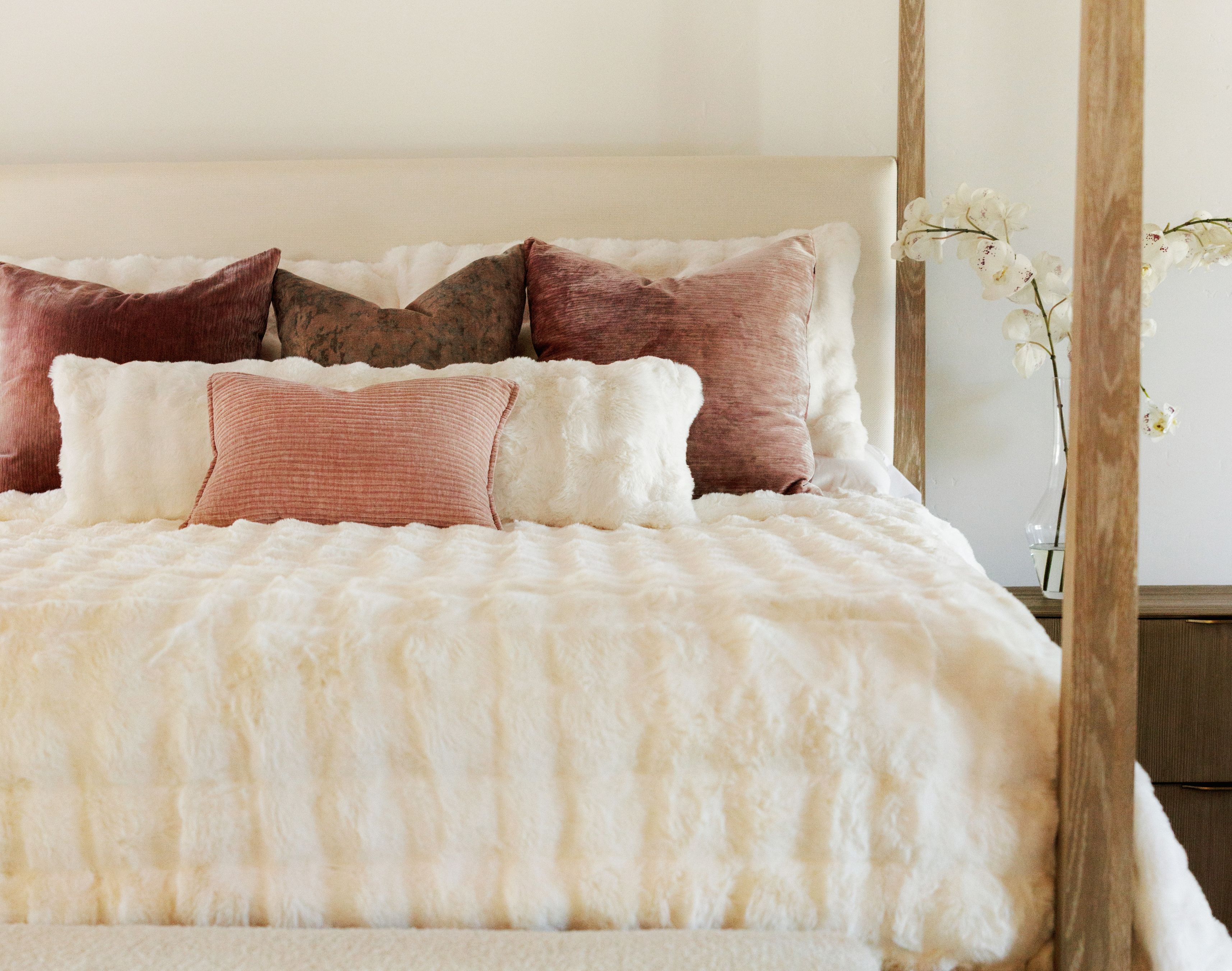 Neutral textures and soft layers creating a calm spring bedroom atmosphere 