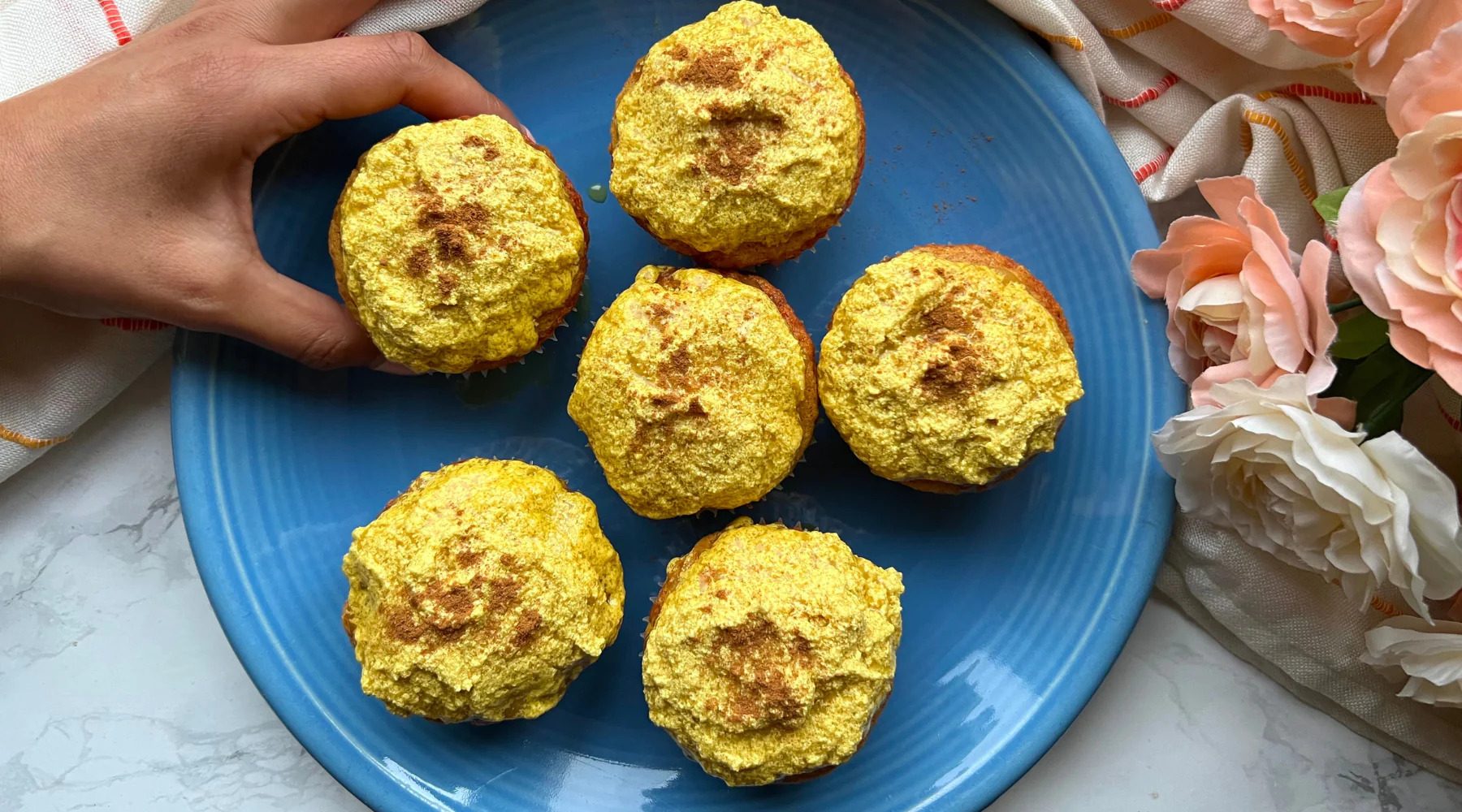 DELICIOUS GOLDEN LATTE CUPCAKES