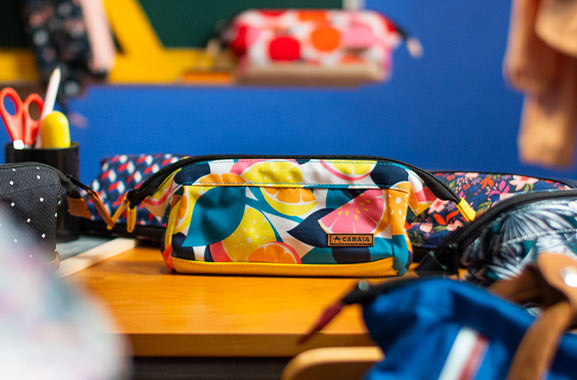 Cabaia Cabaïa réinvente les accessoires et vêtements pour les femmes, hommes et enfants : Bonnets, Sacs, Écharpes, Chaussettes, Serviettes de plage
