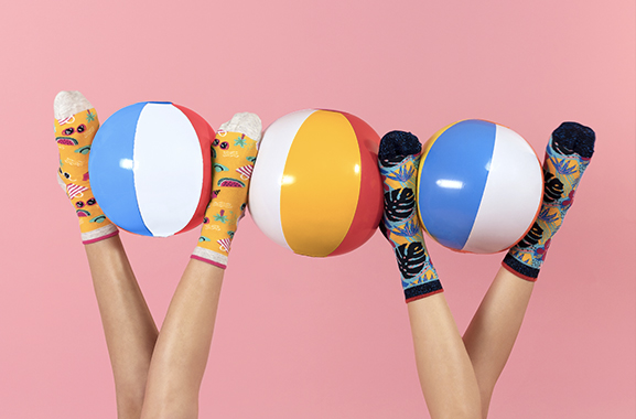 Cabaia Cabaïa réinvente les accessoires et vêtements pour les femmes, hommes et enfants : Bonnets, Sacs, Écharpes, Chaussettes, Serviettes de plage