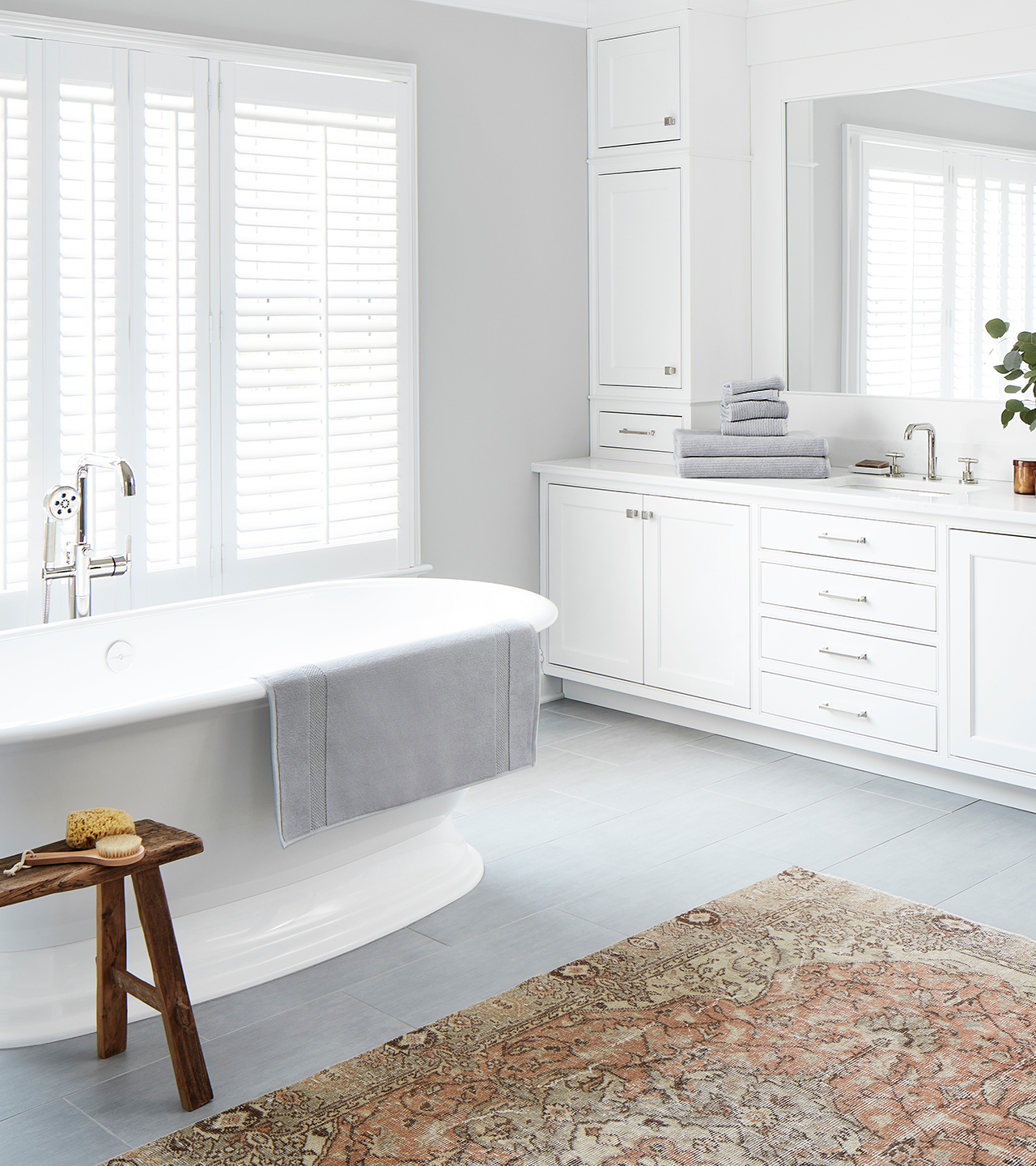 Bathroom shot with Plush Bath Mat and Spa Towel Set in Light Pewter