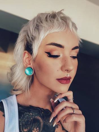 Women wearing large Hellgrüner Katzenauge Single Flare Glas Plug / Gauge