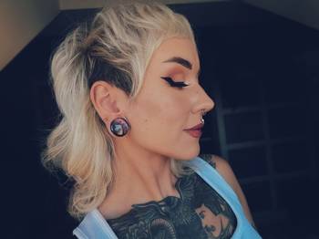 Girl wearing pretty Lila Katzenauge Single Flare Glas Plug / Gauge