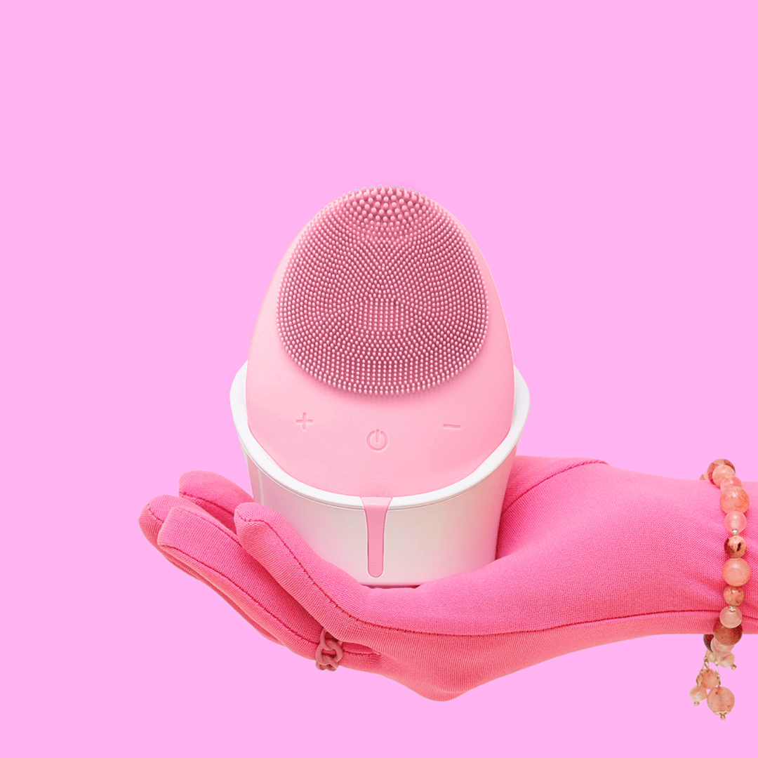 Isla cleansing brush in Pink in a woman's hands