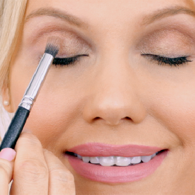 Delilah Pure Light Compact Powder Lustre how to Use 2 - Step 2