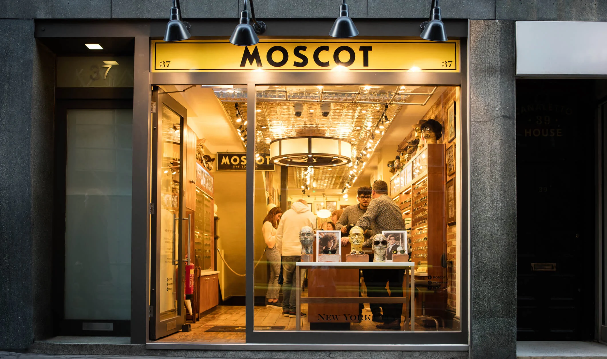 The MOSCOT Beak Street Shop exterior