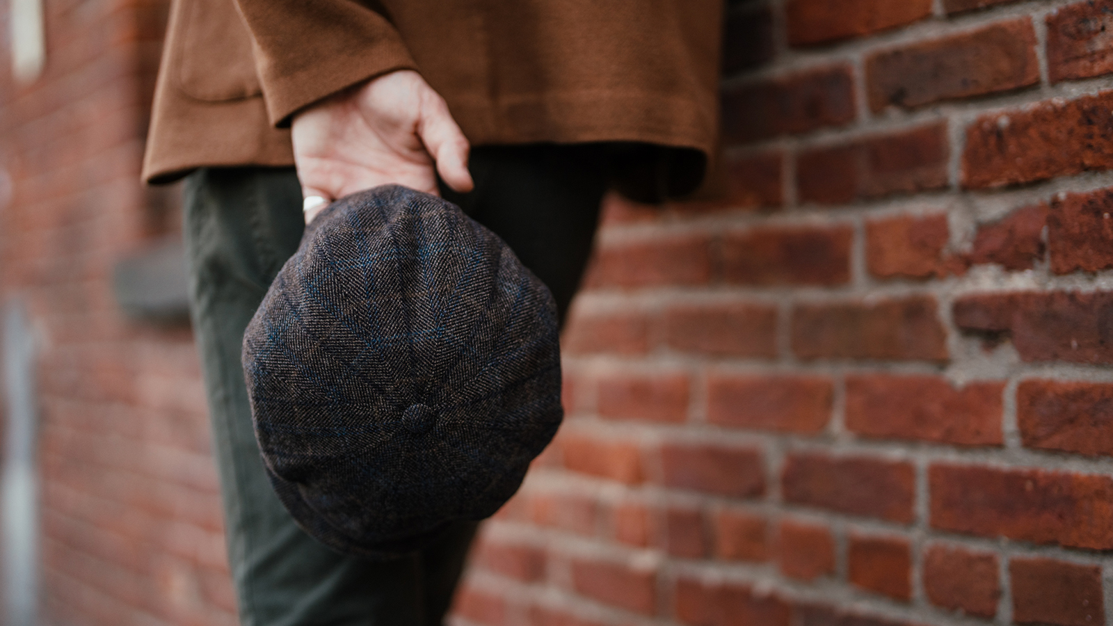 
Design
Commonly known as the Big Apple, the 8 paneled Gatsby invokes a boyish spirit with its matching button and sewn-down visor.Fully lined for comfort. Brown herringbone windowpane
Material
100% pure Wool.
Specifications
100% pure Wool.Handmade in Italy for Worth & Worth.
