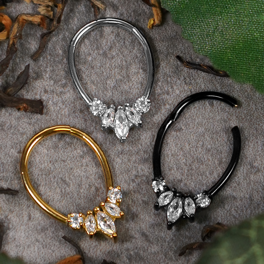  Chirurgischer Stahl ovaler geschlüpfter Juwelen -Septumring 1,2 mm Gauge in Gold mit klaren Edelsteinen