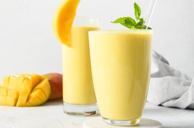 Mango smoothies made with Navitas Organics Superfood+ Sea Veggie Blend in tall glasses