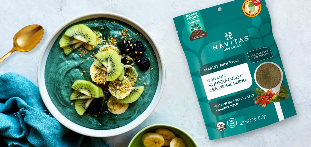 A smoothie bowl and Navitas Organics Superfood+ Sea Veggie Blend