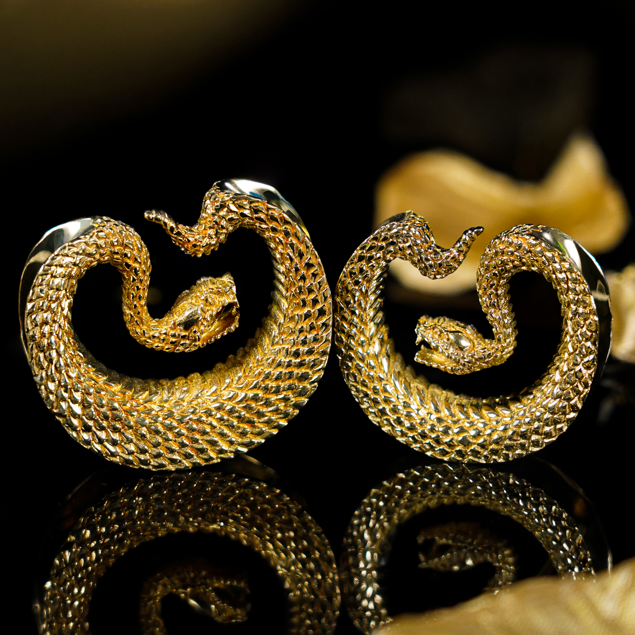 High quality  Gold Snake Saddle Metal Ear Gauge / Plug