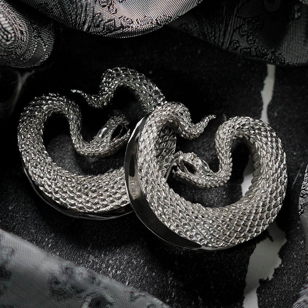  Silberne Schlange Sattel Metall Ohr Messgerät / Plug