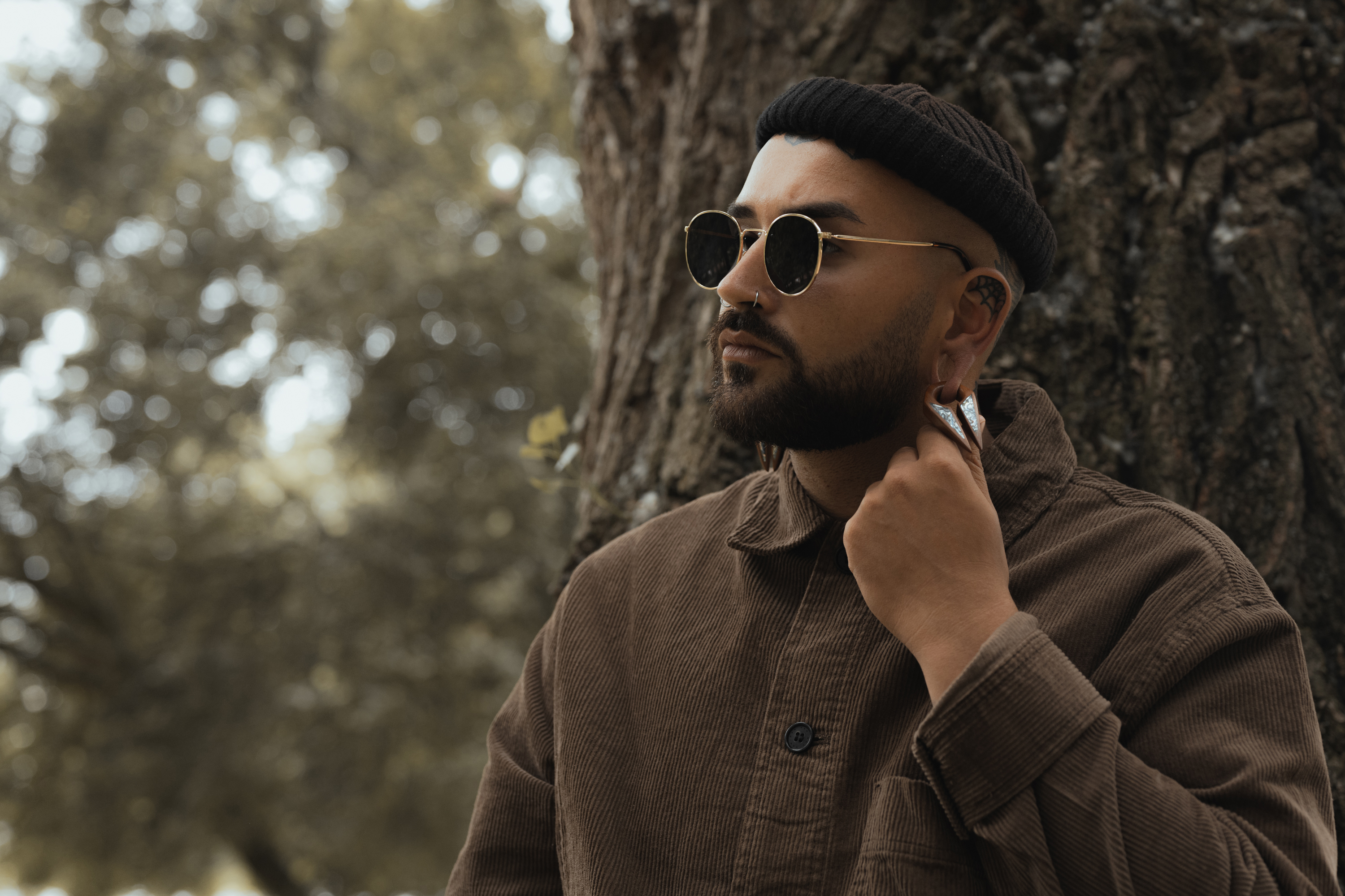 Guy wearing classy Saba Abalone - Schlüsselloch -Ohrgewichte (Paar)