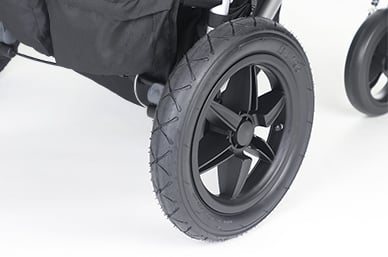 Neumáticos traseros de 12" llenos de aire, para un verdadero rendimiento en todo terrain , apoyados por neumáticos delanteros de 8" a prueba de pinchazos
