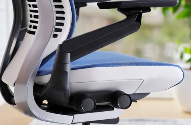 Silla de oficina Steelcase Gesture en azul, centrada en el asiento, con bordes de tacto suave, en una oficina doméstica