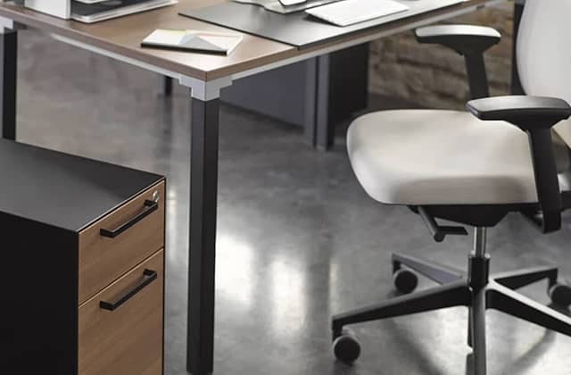 Silla de oficina Steelcase Reply Air en blanco, foco en el asiento, en una oficina
