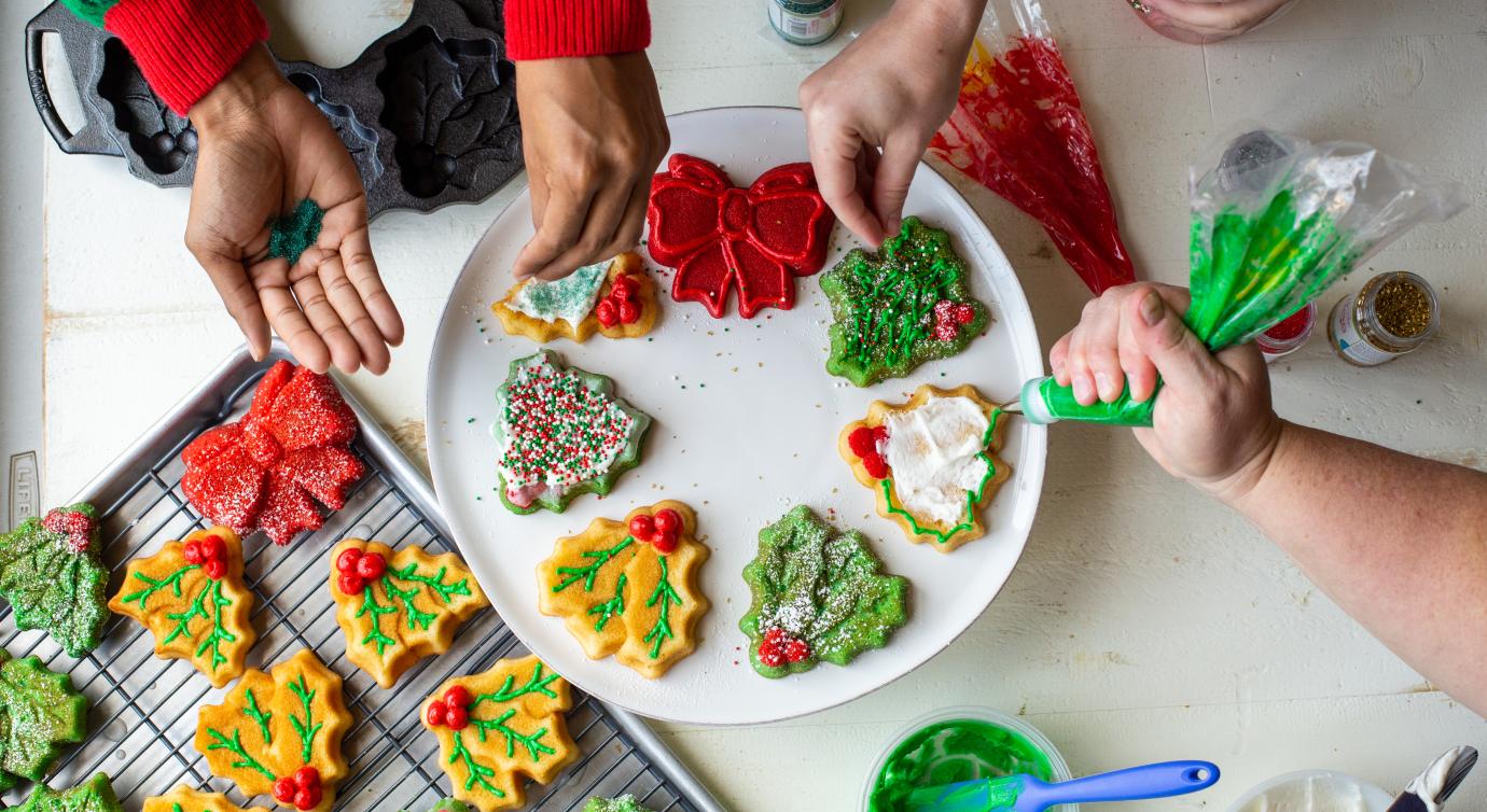 5 Ways to Decorate Your Holiday Cakes