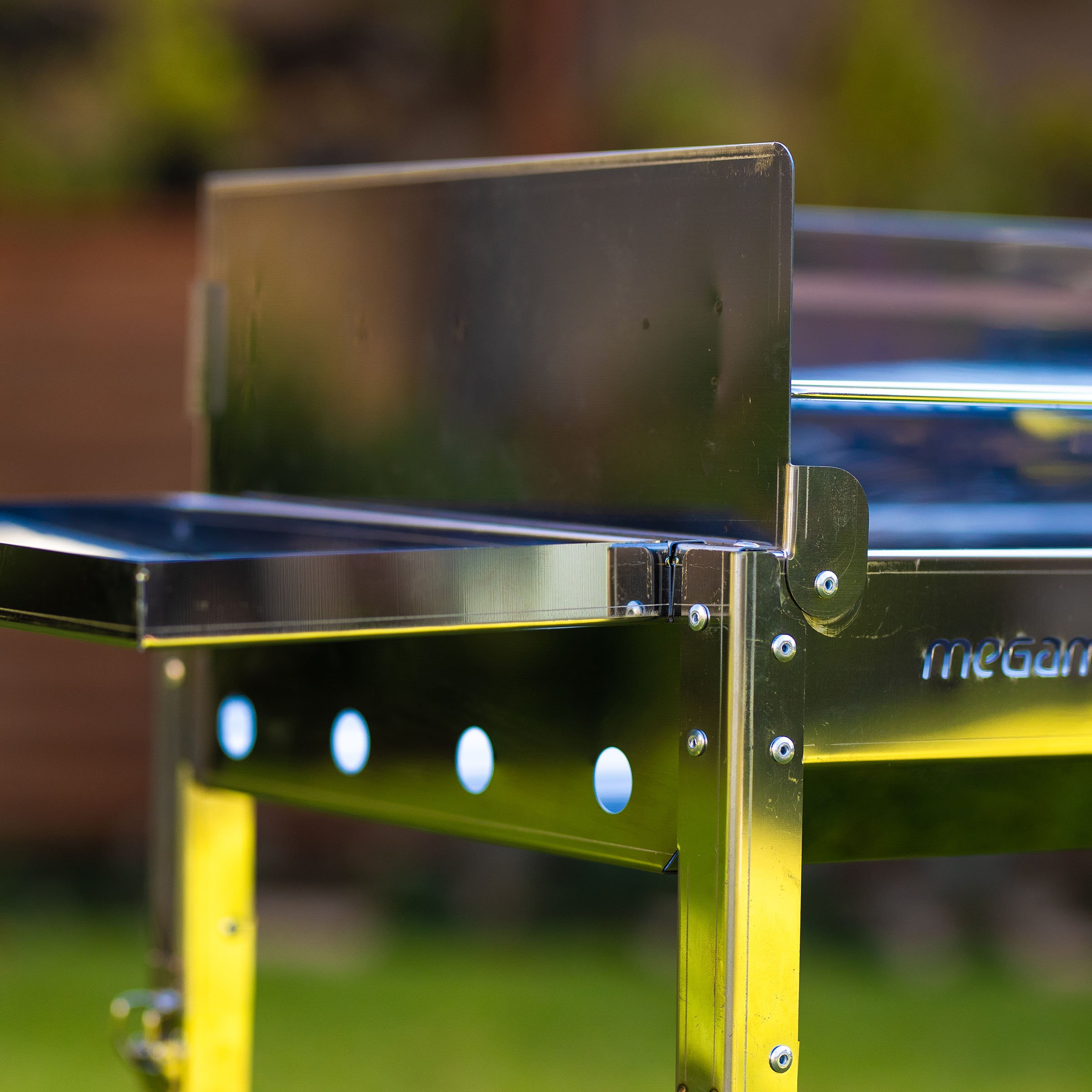 Two detachable side shelves