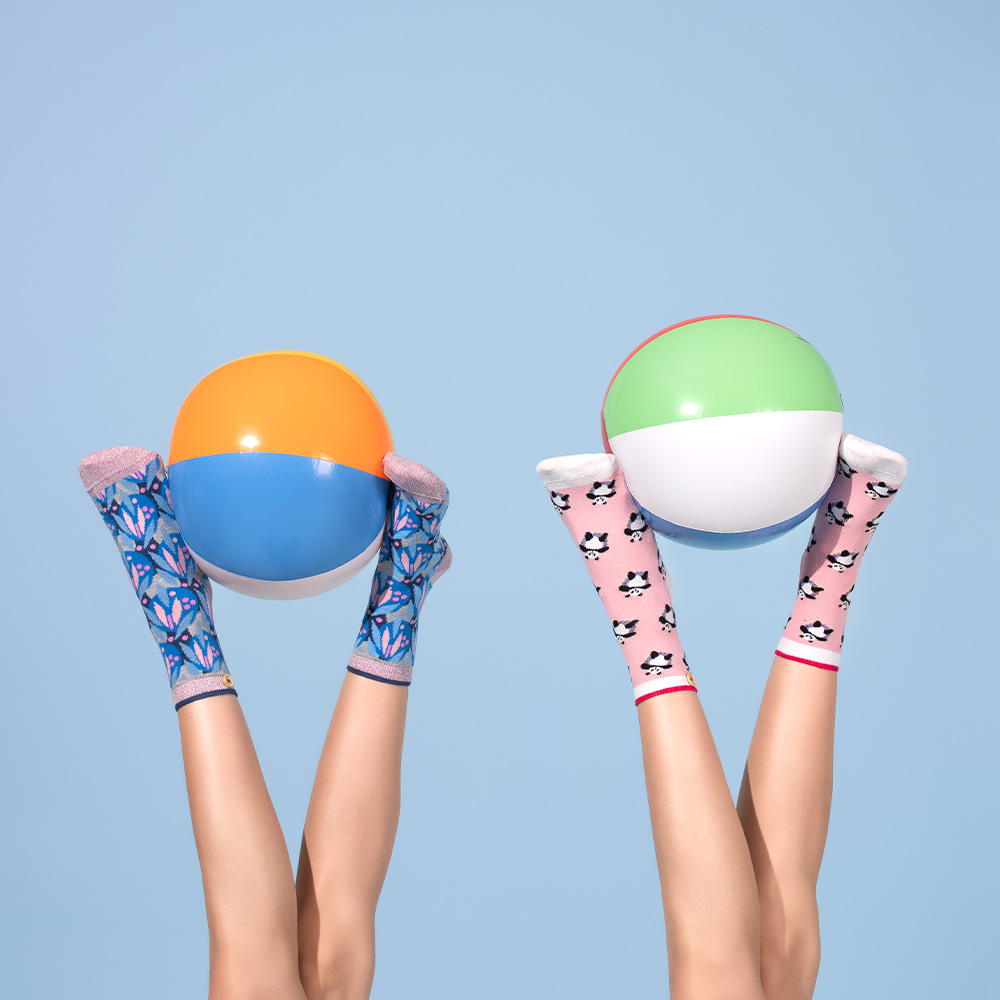 Cabaia Cabaïa réinvente les accessoires et vêtements pour les femmes, hommes et enfants : Bonnets, Sacs, Écharpes, Chaussettes, Serviettes de plage