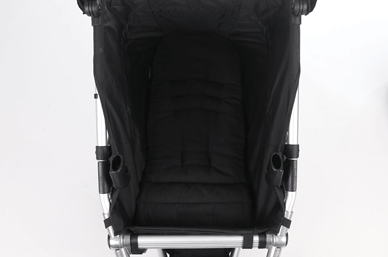 Doppelte Matratzen-zu-Sitz-Funktionalität - eine Seite ist die flache Matratze für Neugeborene, die Rückseite ist der Sitz mit Liner und Gurt für Kleinkinder