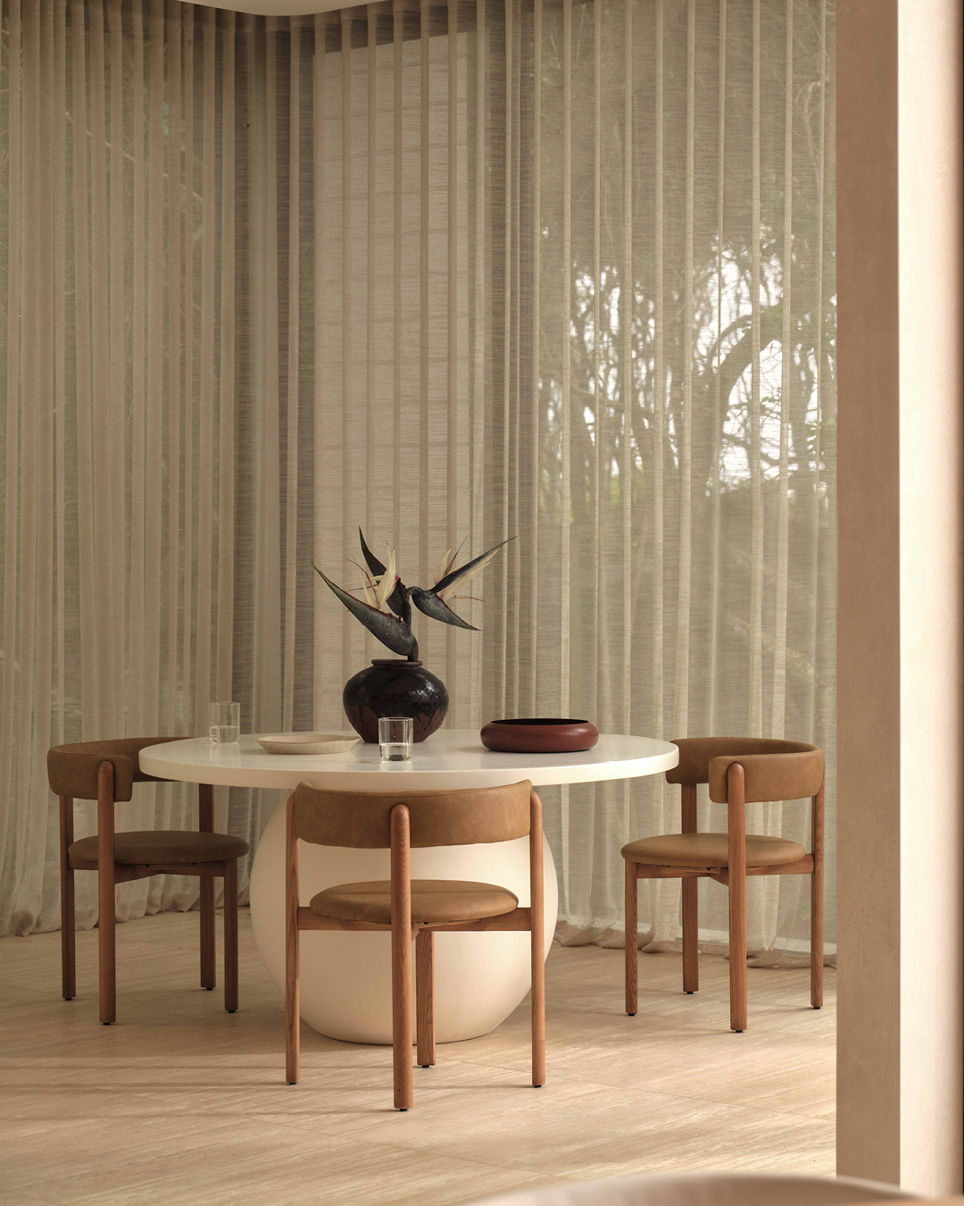 Olay Round Dining Table