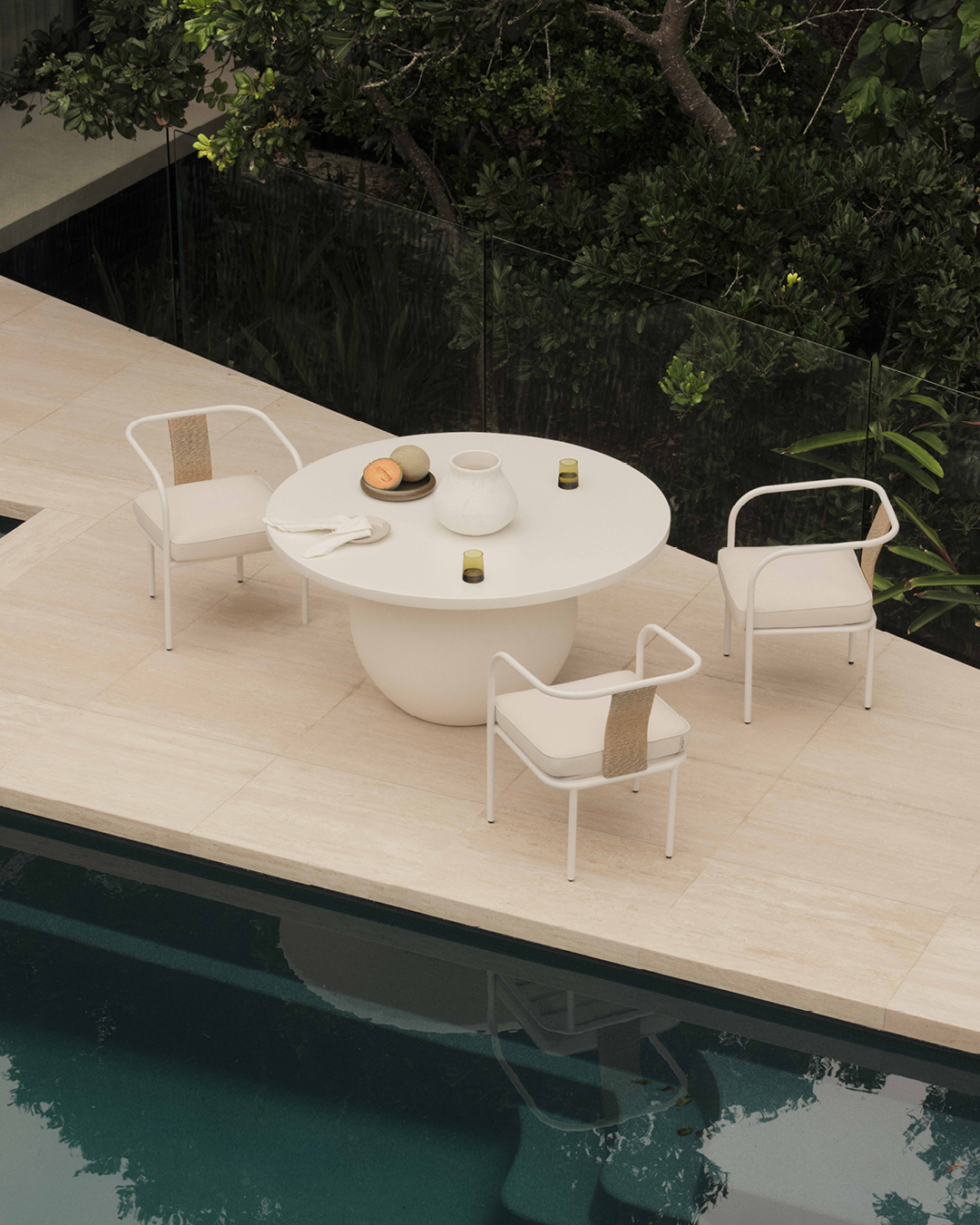 Olay Round Dining Table