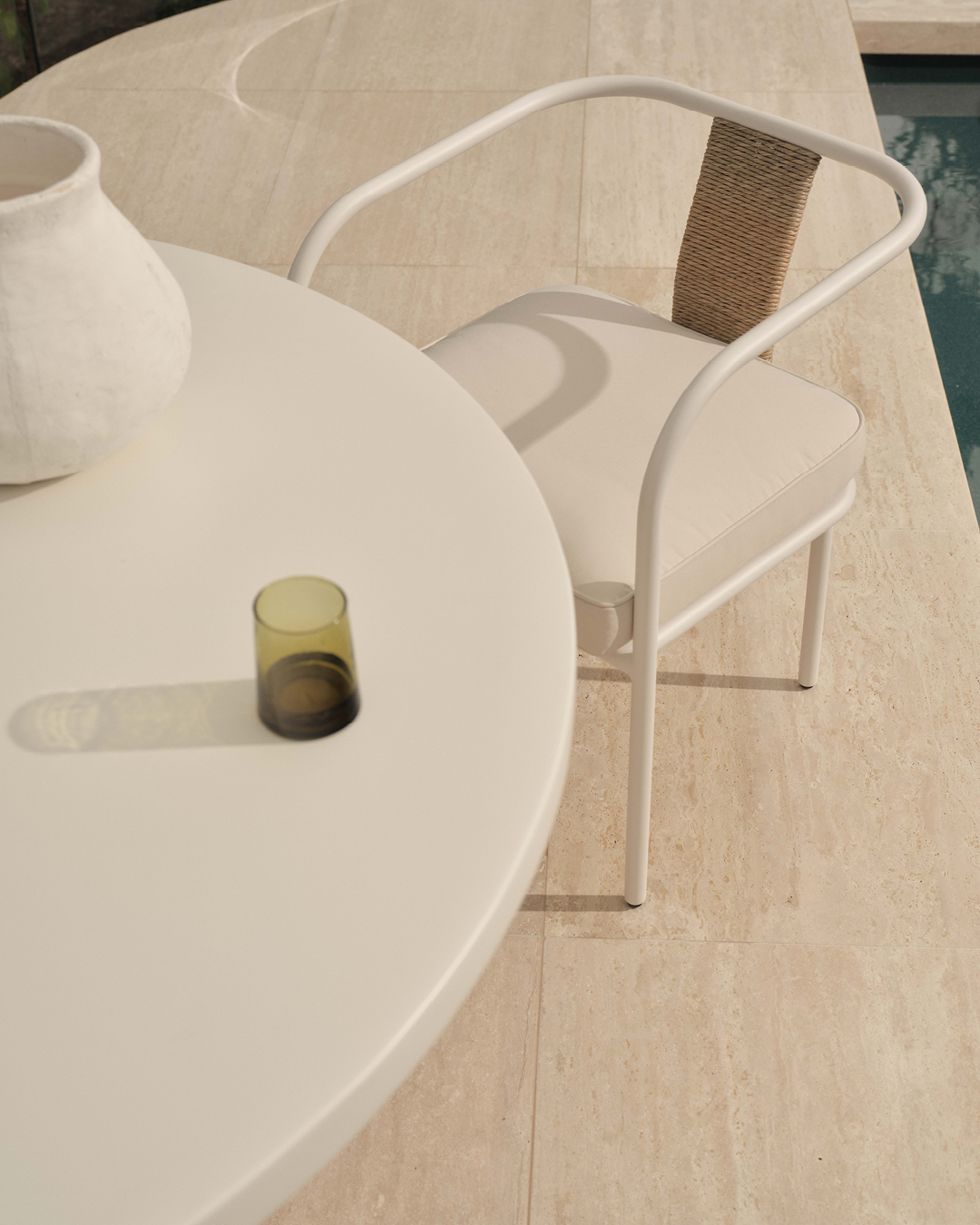 Olay Round Dining Table