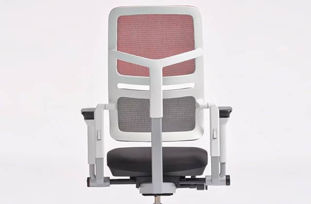 Silla de oficina Steelcase Please Air en Negro, mirando hacia atrás, mostrando mecanismo basculante, sobre fondo gris.