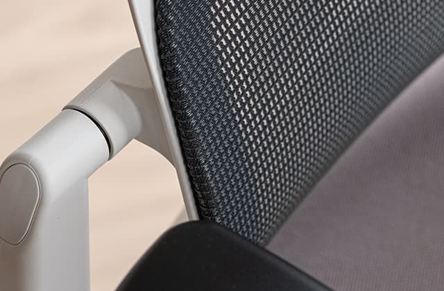 Silla de oficina Steelcase Please Air en Truffle, foco en la malla, mostrando el respaldo y el asiento, sobre fondo beige.