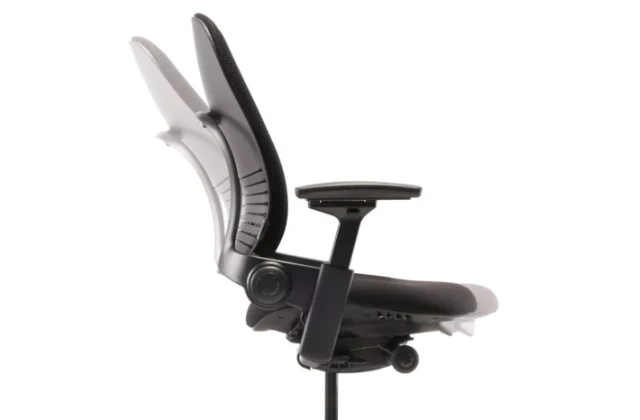 Silla de oficina Leap de Steelcase en negro, vista de lado, mostrando el deslizamiento natural del asiento, sobre fondo blanco.