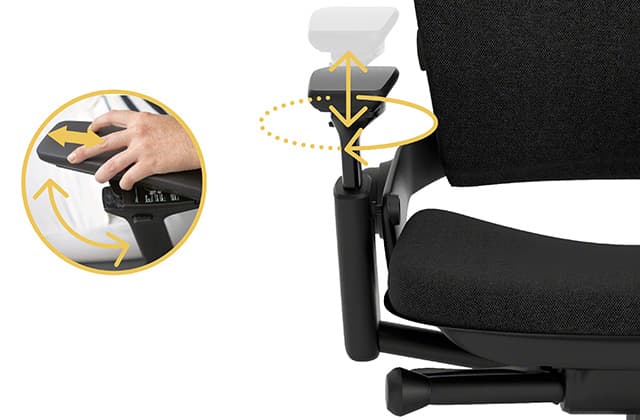 Silla de oficina Steelcase Leap en Negro, foco en los reposabrazos, mostrando los reposabrazos ajustables, sobre un fondo blanco.