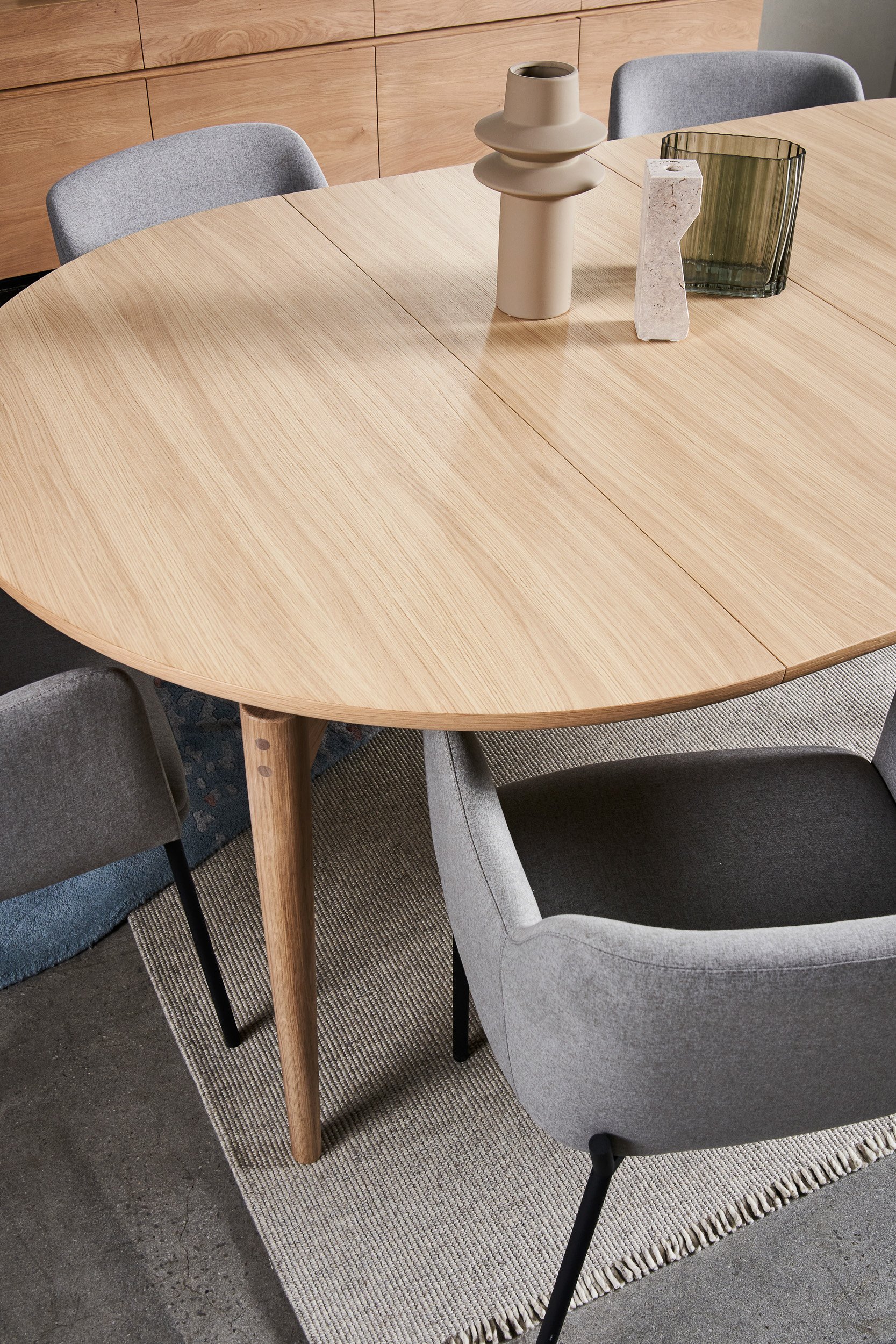 Aeris Extendable Round Dining Table