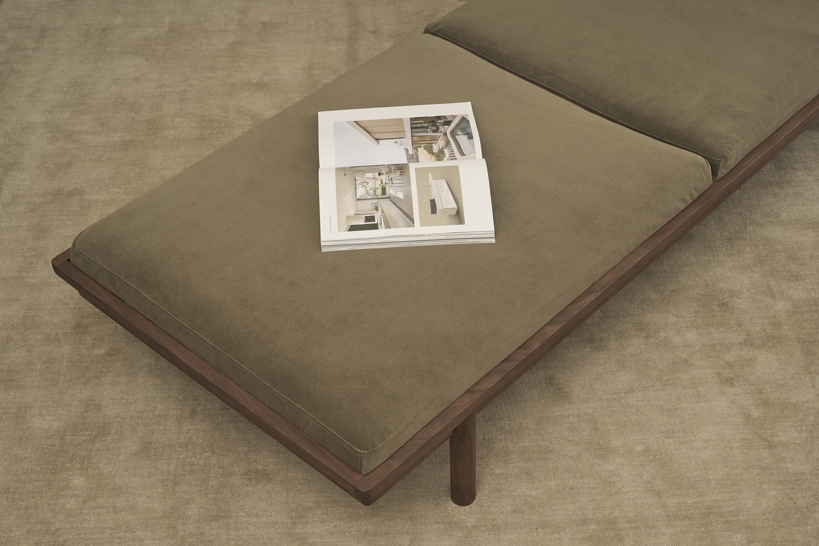 Pensive Daybed