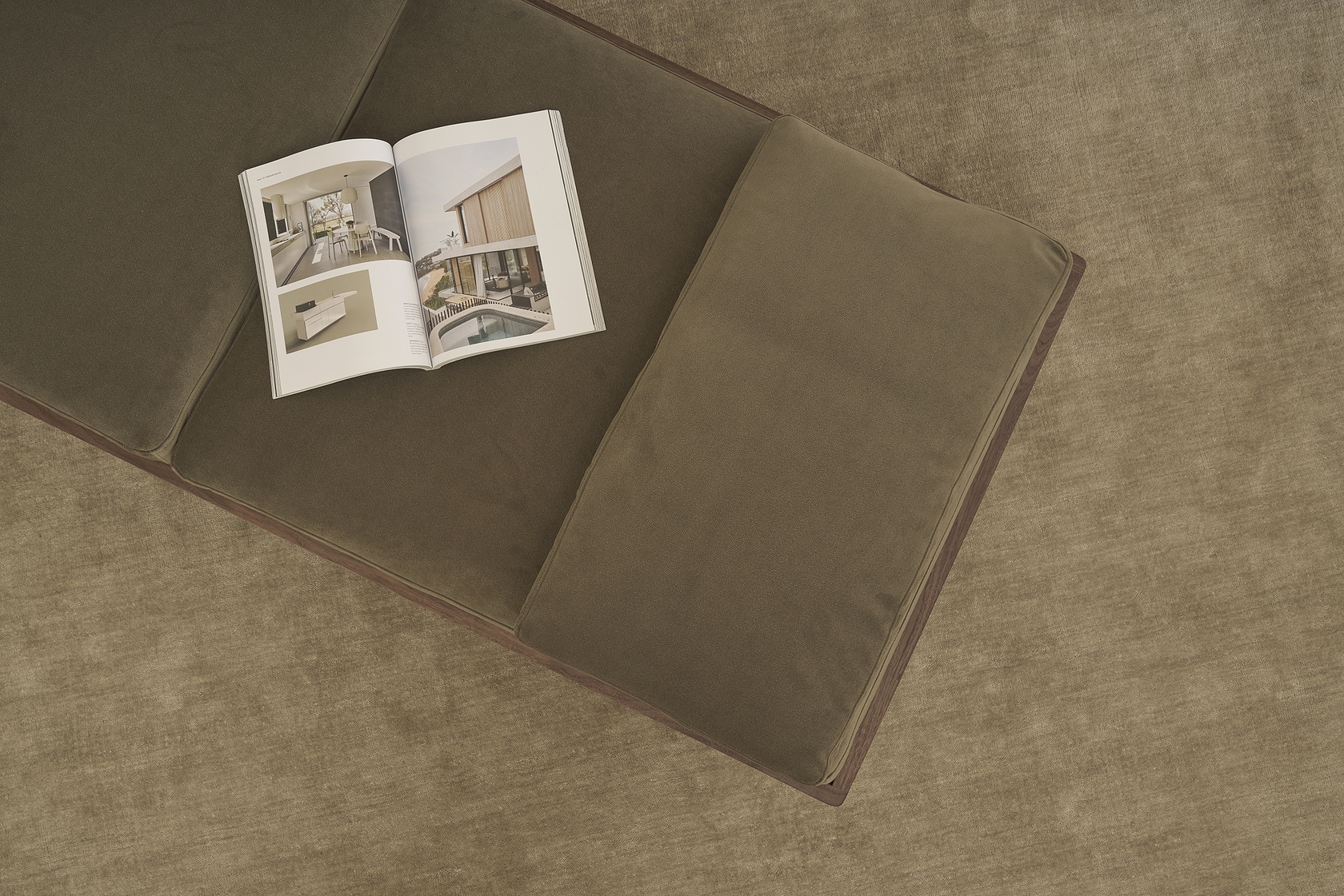 Pensive Daybed