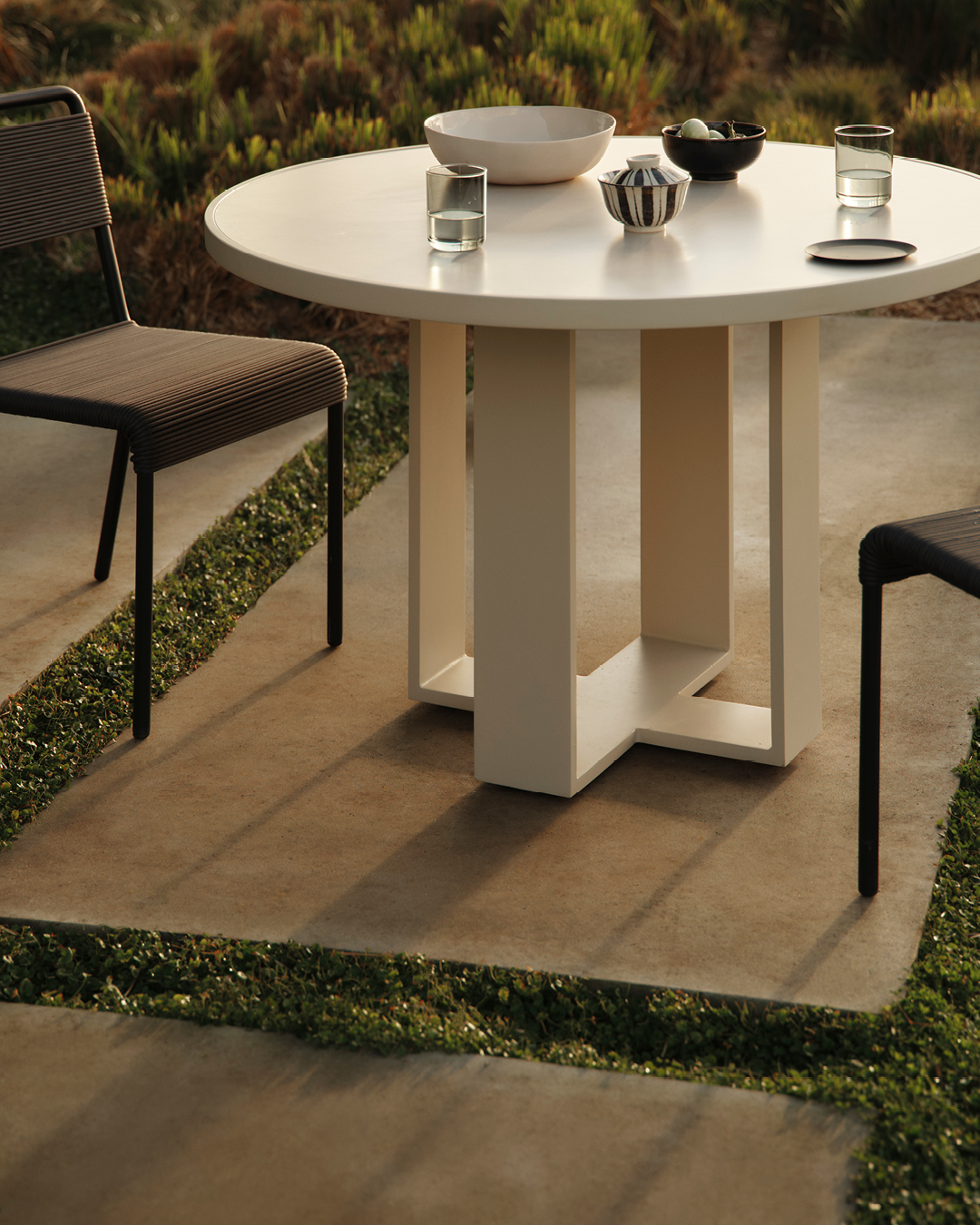 Outdoor Bond Round Dining Table